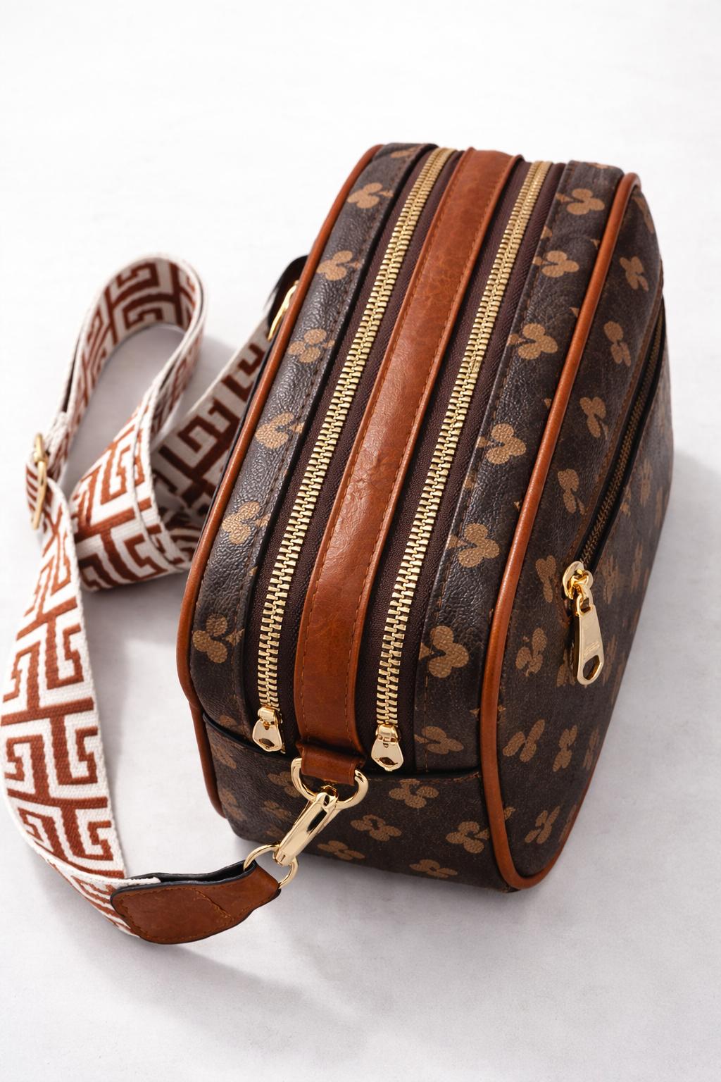 Bruine Schouder/crossbodytas met Kaartenpatroon – Verstelbare Riem