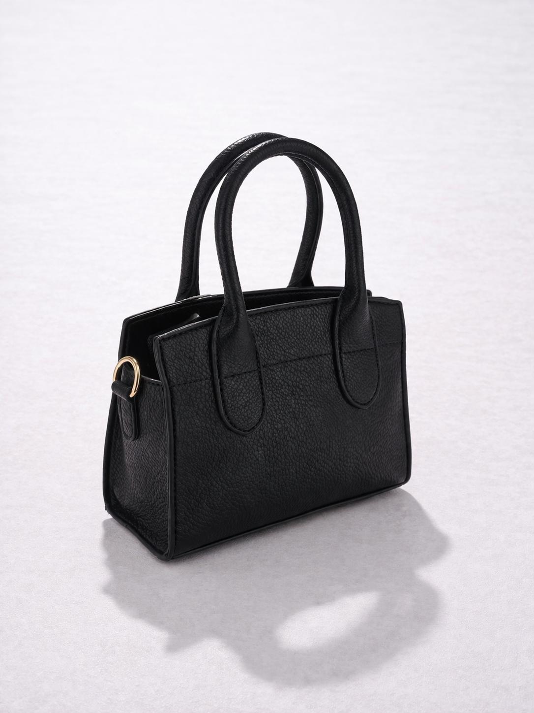 Elegante kleine zwarte handtas met een tijdloos en stijlvol design.