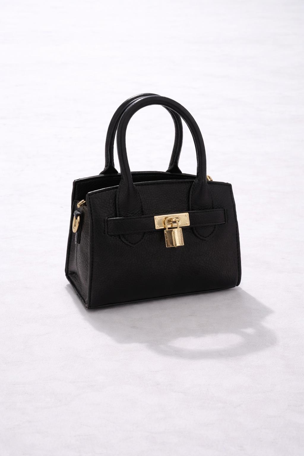 Elegante kleine zwarte handtas met een tijdloos en stijlvol design.