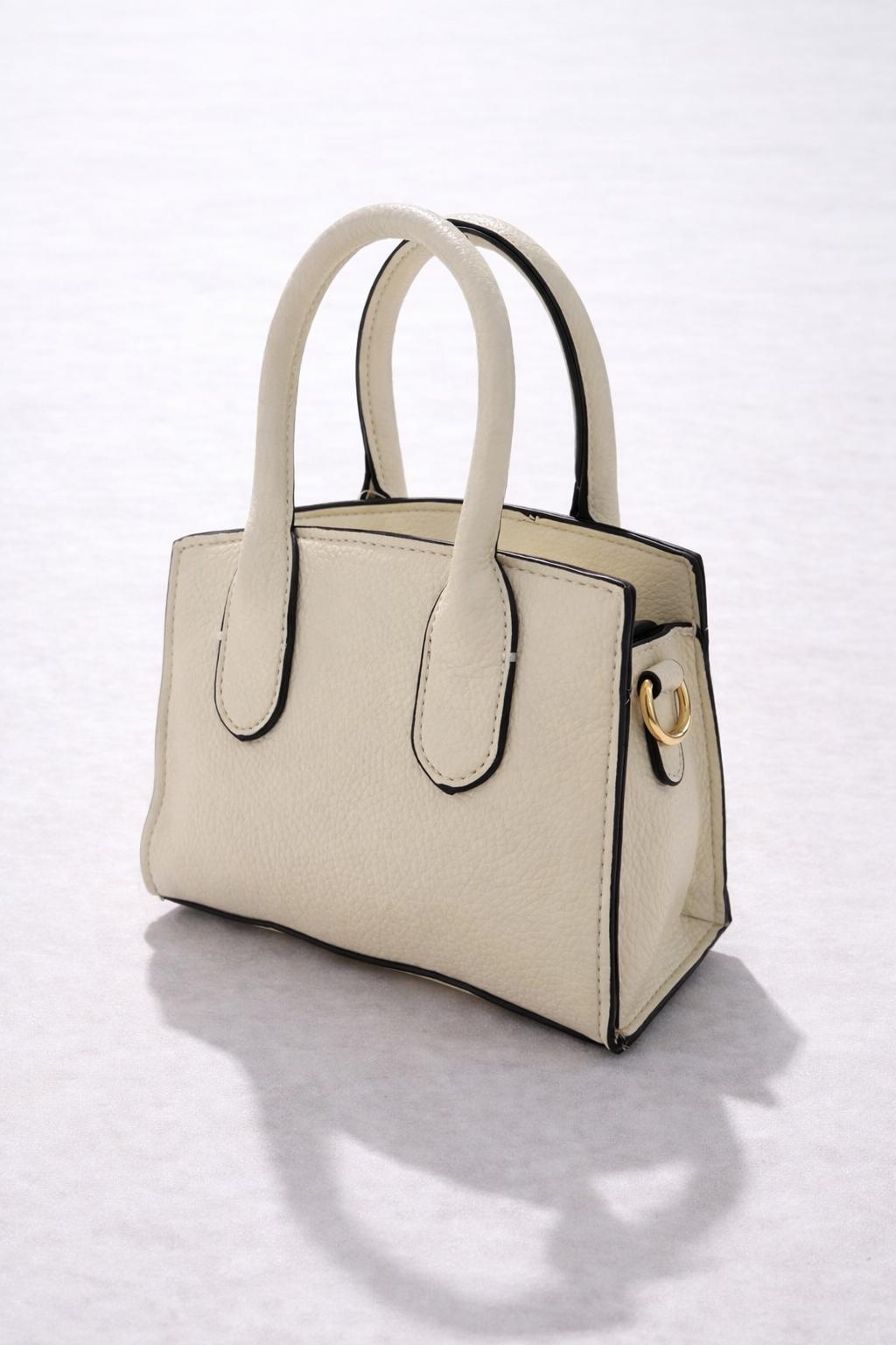 Elegante crème handtas met een tijdloos en stijlvol design.