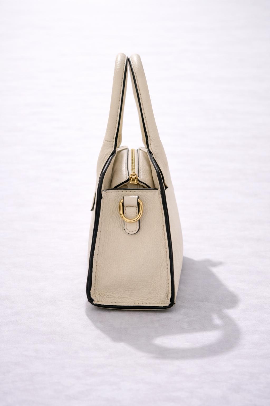 Elegante crème handtas met een tijdloos en stijlvol design.