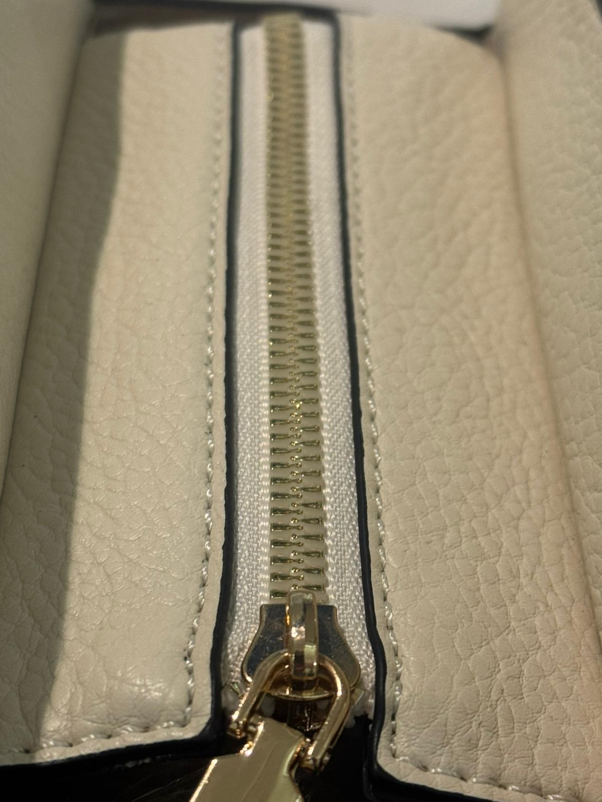 Elegante crème handtas met een tijdloos en stijlvol design.