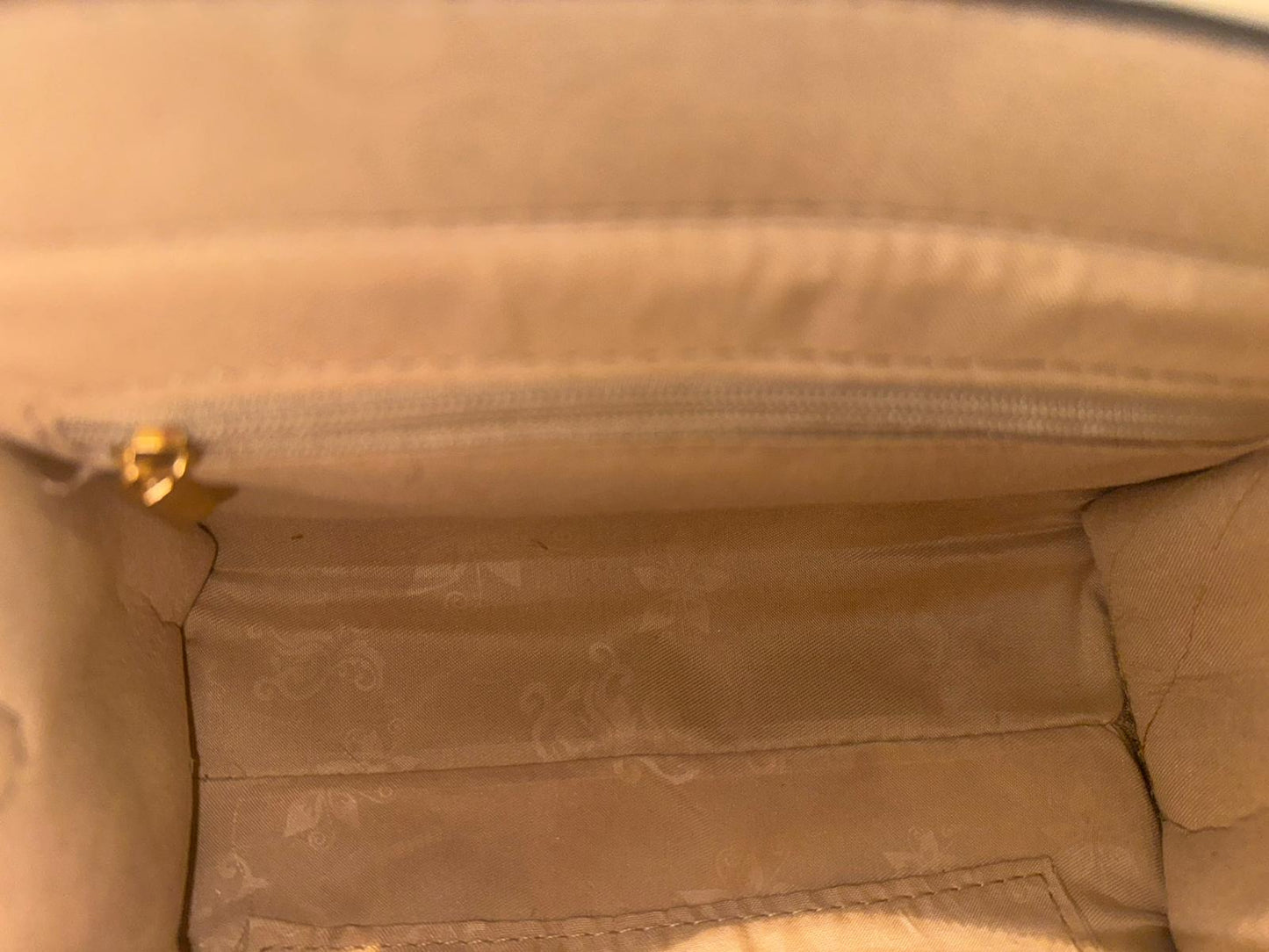 Elegante crème handtas met een tijdloos en stijlvol design.