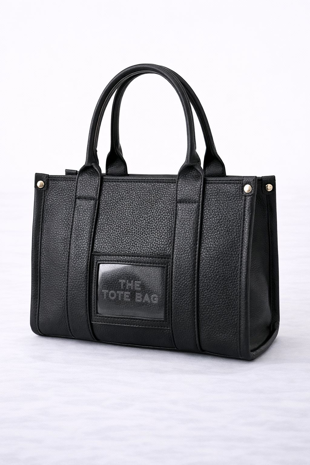 Zwarte The Tote Bag met een verfijnde en luxe uitstraling.