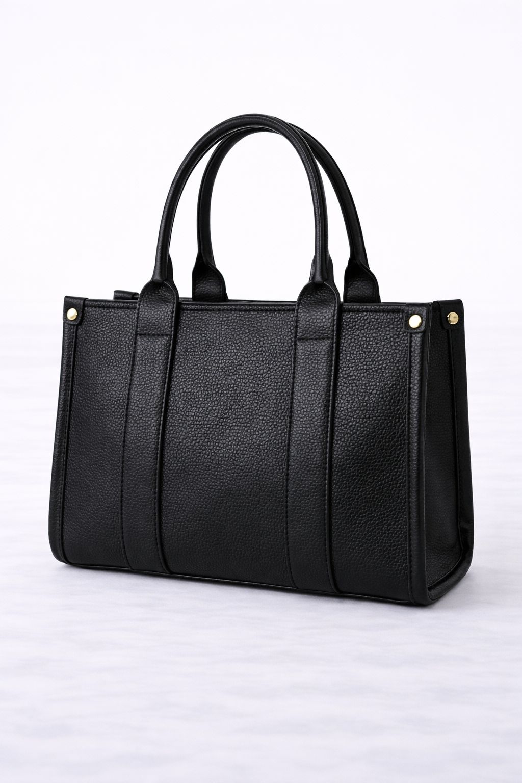 Zwarte The Tote Bag met een verfijnde en luxe uitstraling.